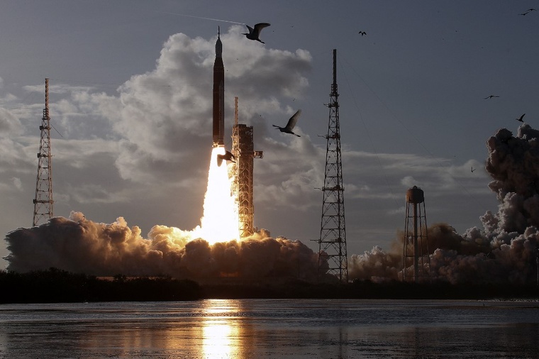 Quatre astronautes sont partis vers la Lune pour la première fois depuis un demi-siècle