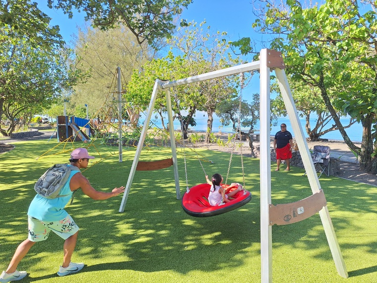 Parents et enfants ont inauguré l’aire de jeux (Crédit : Anne-Charlotte Lehartel). Parents et enfants ont inauguré l’aire de jeux (Crédit : Anne-Charlotte Lehartel).