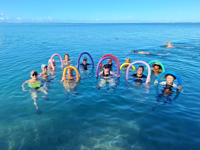 Marche et aquagym au programme pour Lauraine et ses amies. Marche et aquagym au programme pour Lauraine et ses amies.