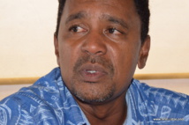 Tearii Alpha, élu municipal de Teva i Uta et ministre du Logement dans le gouvernement Fritch. Tearii Alpha, élu municipal de Teva i Uta et ministre du Logement dans le gouvernement Fritch.