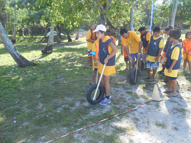 Parmi les activités sportives qui ont été mises en place, les scolaires se sont exercés dans certaines épreuves typiques de l'île de la Réunion. Ici, on retrouve le "ser-lariaz", une course qui consiste à faire avancer une roue à l’aide de deux bâtons.