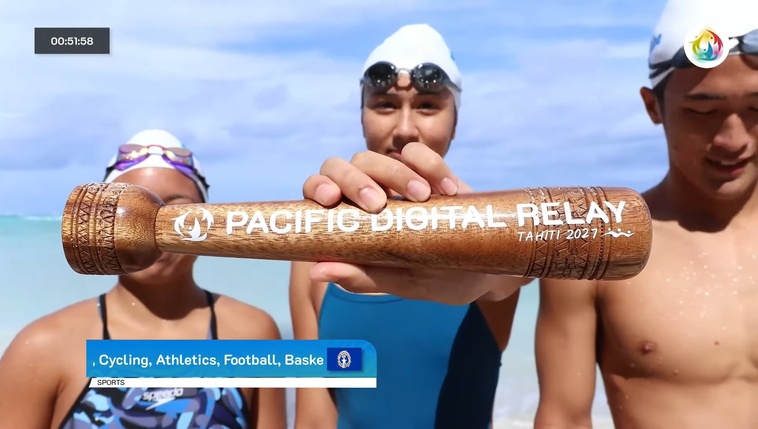 Le bâton de relais des Mariannes du Nord entre les mains de l’équipe de natation (Crédit : Youtube/capture écran).