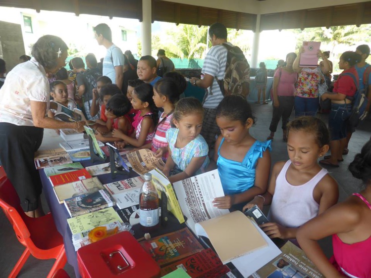 Le salon a l’ambition de "mettre les livres à la portée des publics et des lecteurs dans une île dépourvue de librairies et où l’accès au livre reste problématique", comme ici à Taravao.