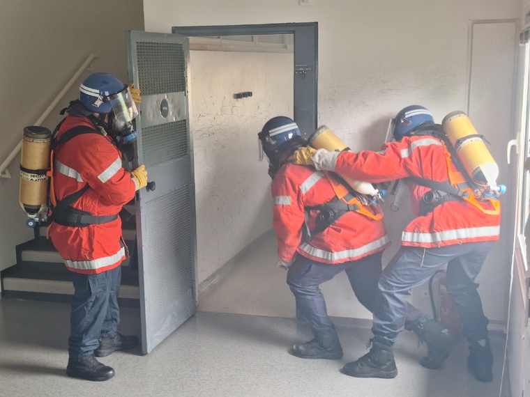 Les surveillants doivent être capables de réagir en cas d’incendie en détention. Les surveillants doivent être capables de réagir en cas d’incendie en détention.