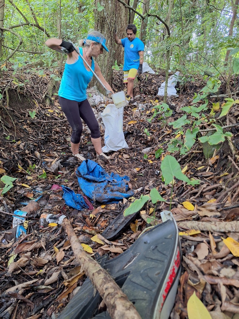 Un dépotoir en pleine nature, à l’abri des regards.