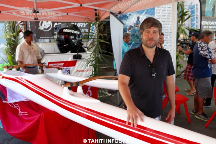 Vatea Bunton près du prototype Fa'i Va'a Vatea Bunton près du prototype Fa'i Va'a