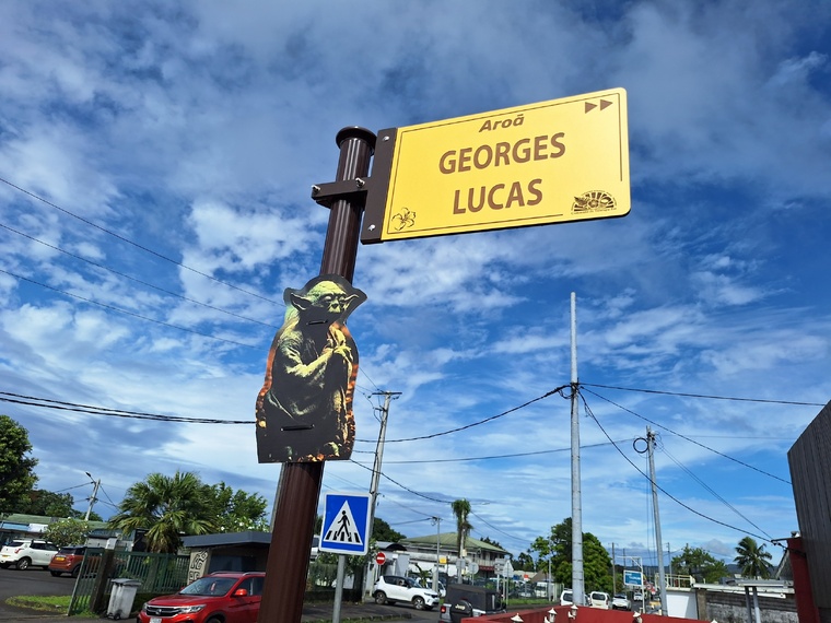 En plein centre de Taravao, Yoda lévite aux côtés d’un certain Georges Lucas (Crédit : Anne-Charlotte Lehartel).