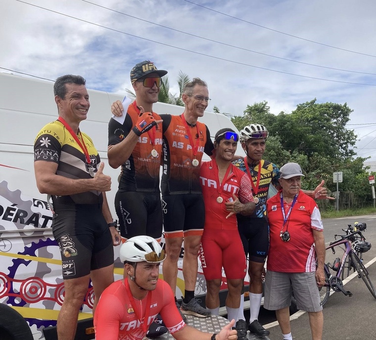 Le podium scratch du contre-la-montre Gentleman avec sur la plus haute marche les lauréats Manate Carlqvist et Gilles Venet.