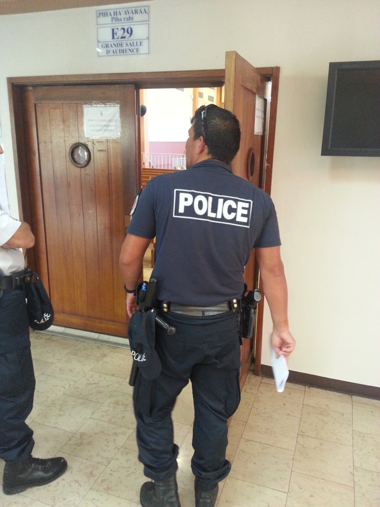 Papeete : 18 mois ferme pour les deux agresseurs du papi en chaise roulante Papeete : 18 mois ferme pour les deux agresseurs du papi en chaise roulante