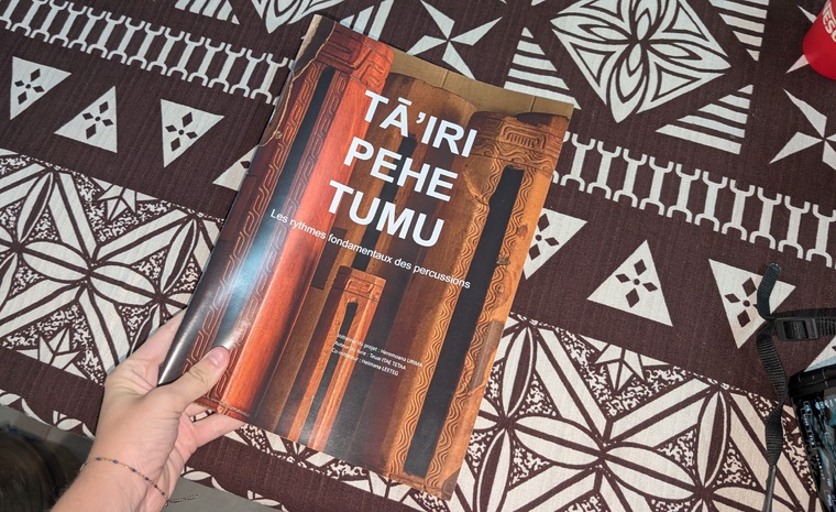 Un nouveau livre pour apprendre les rythmes du tō’ere à l’école