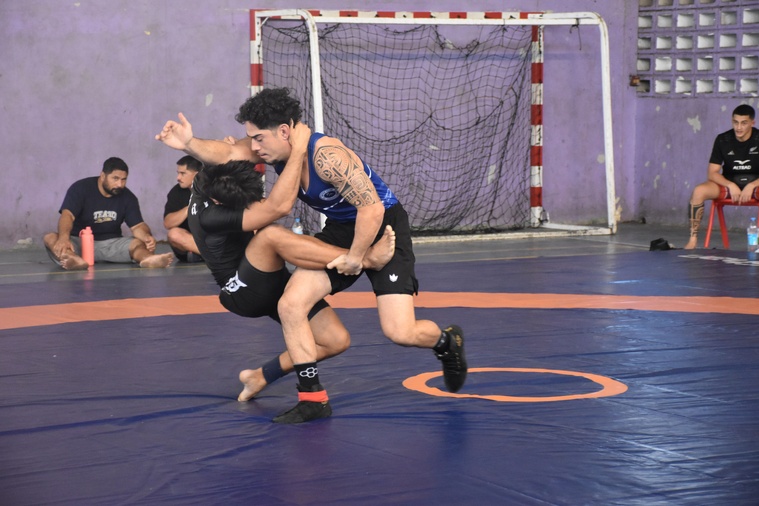 L’espoir de la lutte polynésienne, Tamaterai Hervé, se prépare pour les championnats du monde de sa catégorie. L’espoir de la lutte polynésienne, Tamaterai Hervé, se prépare pour les championnats du monde de sa catégorie.