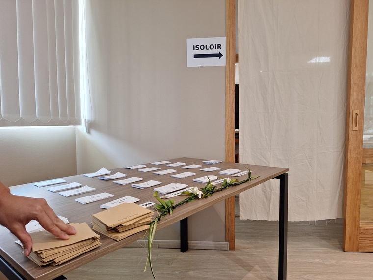 Les élections du président et des vice-présidents se sont tenues à bulletin secret. Les élections du président et des vice-présidents se sont tenues à bulletin secret.