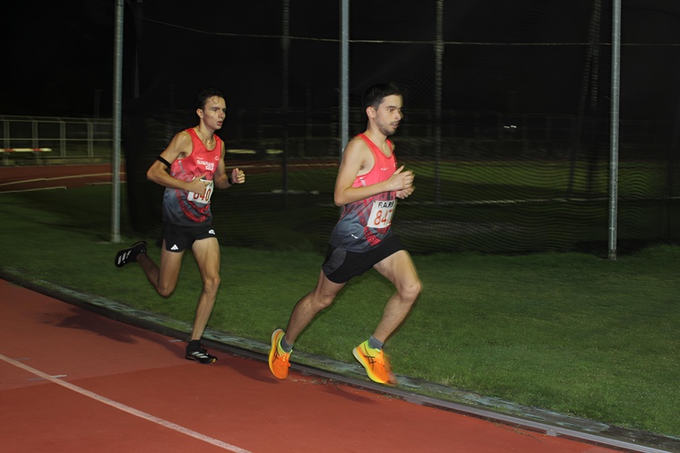 Thomas Lacomare va lâcher Felice Covillon à mi-course pour remporter le titre de champion de Polynésie 2026 du 5 000 mètres.
