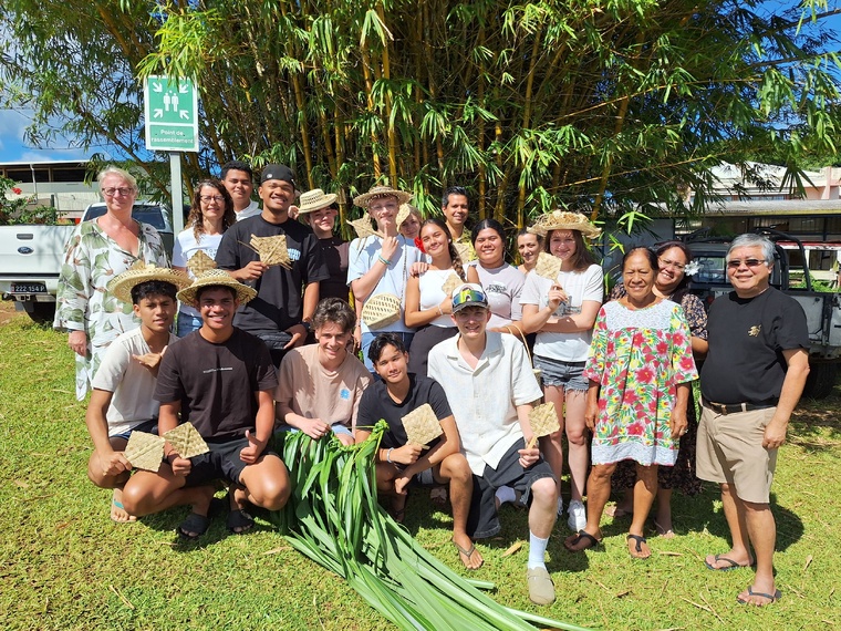 Initiation à l’art ancestral du tressage en fibres naturelles, entre atouts et limites (Crédit : Anne-Charlotte Lehartel).