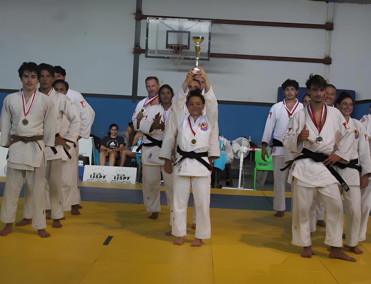 Ambre Popoff soulève le trophée remporté par l’EJJP en catégorie juniors/seniors aux Championnats de Polynésie par équipes mixtes.