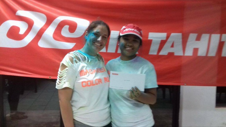 L’heureuse gagnante du billet d’avion, Toamaikao (à droite) accompagnée de la présidente de l’association TAKURUA, Reasin Raruna. L’heureuse gagnante du billet d’avion, Toamaikao (à droite) accompagnée de la présidente de l’association TAKURUA, Reasin Raruna.