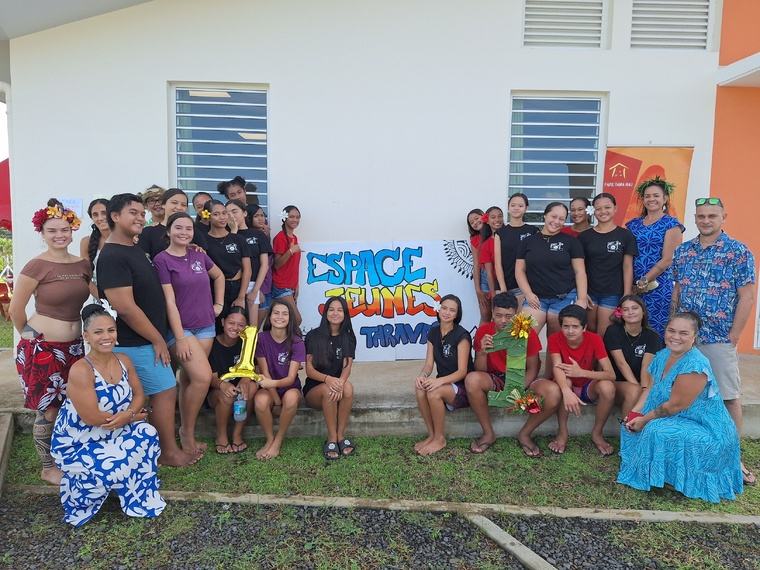 L’équipe de l’Espace Jeunes accompagnée des élèves du collège de Taravao. L’équipe de l’Espace Jeunes accompagnée des élèves du collège de Taravao.