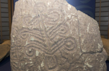 A Nouméa, une exposition décrypte les pétroglyphes, la mémoire gravée des Kanak