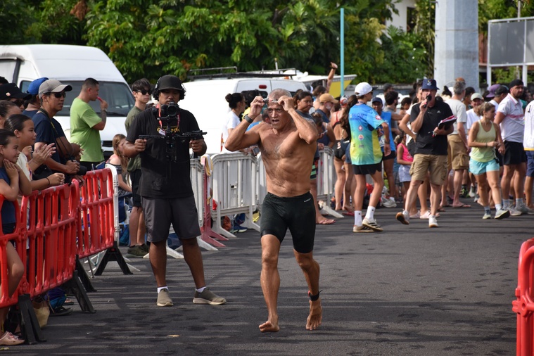 Le passage à la natation, dernière épreuve de la course. Le passage à la natation, dernière épreuve de la course.