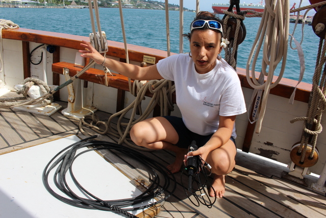 Yaiza Santana est coordinatrice scientifique de l’expédition, elle présente les appareils d’enregistrement des sons sous-marins utilisés à bord de Fleur de passion.