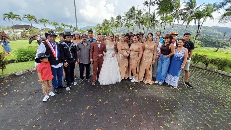 Les jeunes époux entourés de leurs proches à la mairie de Taravao (Crédit : Commune de Taiarapu-Est).