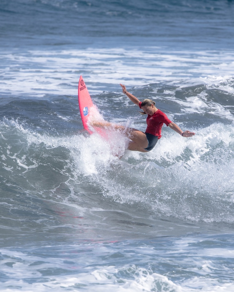 Miliani Simon s’impose en surf Open femmes et entretient le suspense en haut du classement.