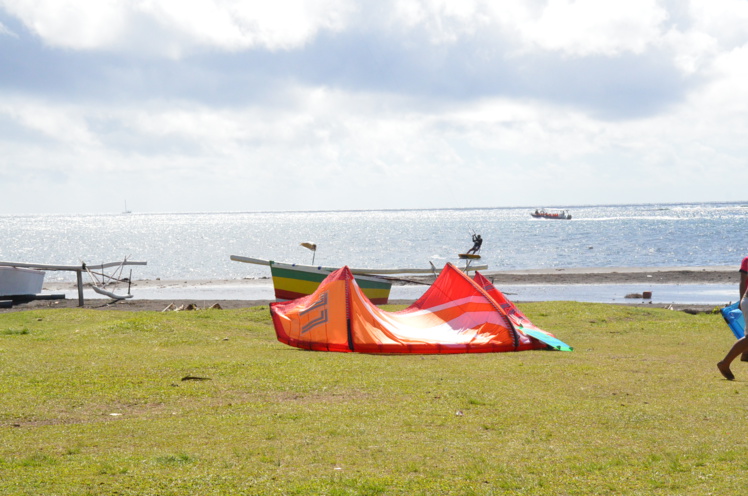 La pratique du kitesurf à Moorea a été règlementée depuis le 23 juillet 2015. Un recours a été déposé par l'association Moorea Kitesurf au tribunal administratif pour l'annulation de l'arrêté municipal. La décision est attendue au 28 juin