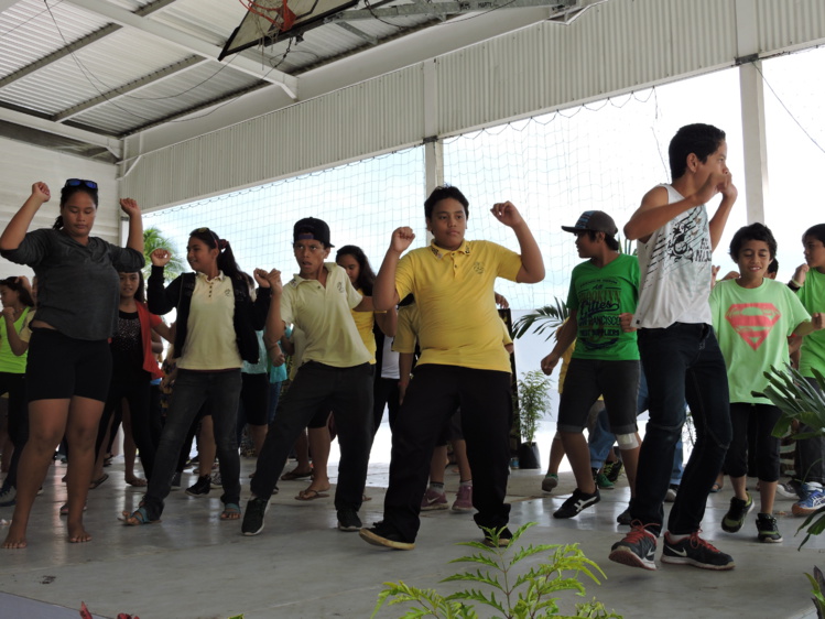 Les élèves de 6e ont dansé devant le public. Les élèves de 6e ont dansé devant le public.