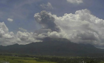Un volcan philippin dégage une spectaculaire colonne de cendres Un volcan philippin dégage une spectaculaire colonne de cendres