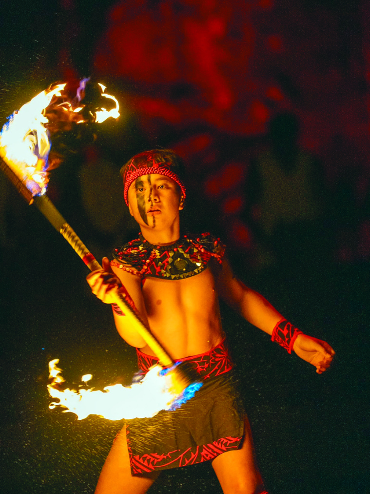 Il devient champion du monde junior de danse du feu à 11 ans