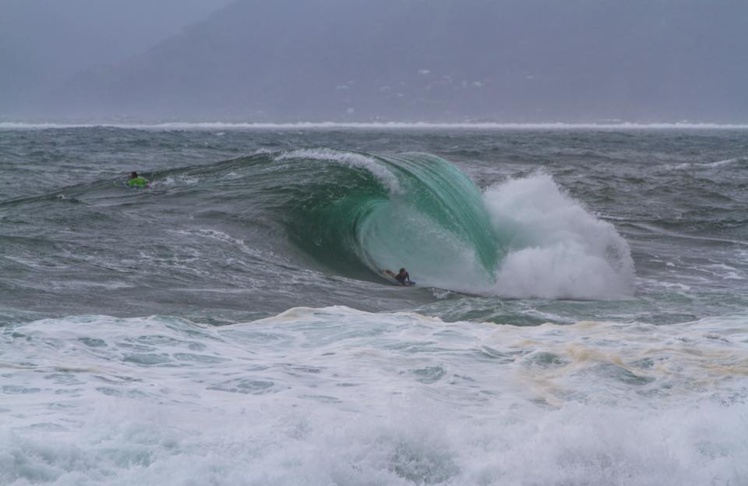 Tahurai Henry, est un des surfeurs pro de Tahiti © Matt Castiglione Tahurai Henry, est un des surfeurs pro de Tahiti © Matt Castiglione
