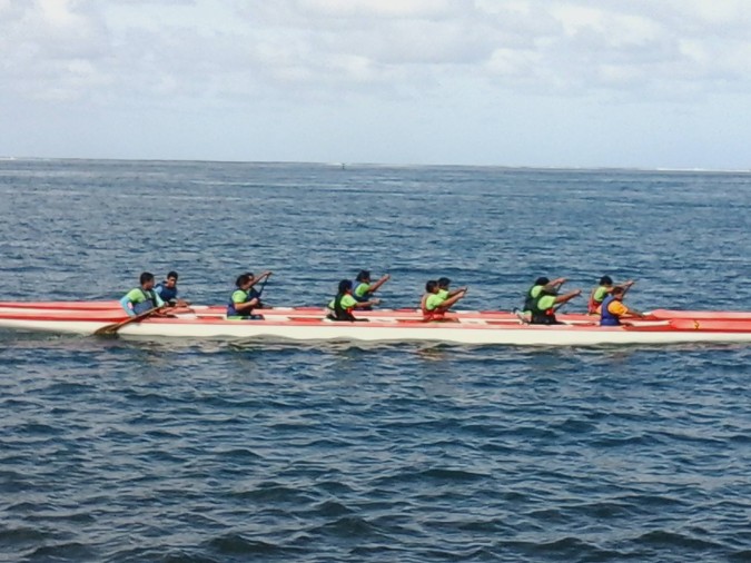 Le Va'a Tauati comporte 12 place, il est adapté au sport scolaire