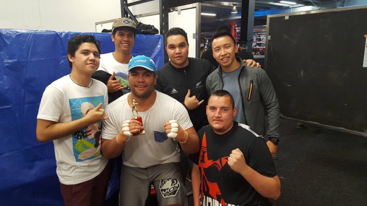 Henri Burns avec ses supporters Henri Burns avec ses supporters