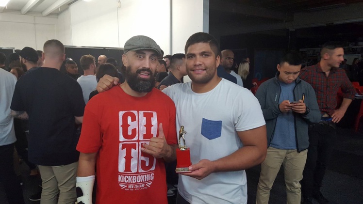 Henri Burns en compagnie de Eugene, le coach du City Kick Boxing Henri Burns en compagnie de Eugene, le coach du City Kick Boxing