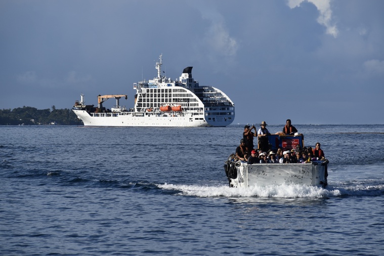 Deux ans après les Jeux olympiques, l’Aranui est de retour dans la baie de Vairao. Deux ans après les Jeux olympiques, l’Aranui est de retour dans la baie de Vairao.