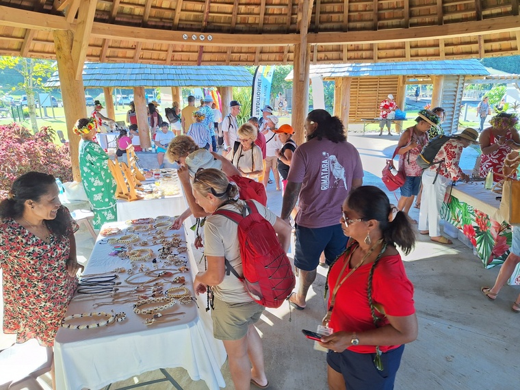 Des visiteurs curieux avec des achats à la clé pour les artisans.