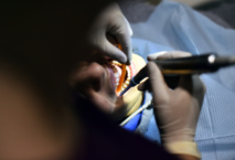 Le dentiste risquait une radiation définitive, il écope finalement d'une interdiction ferme d'exercer pendant trois mois.