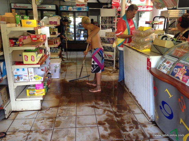 Malgré l'inondation, le seul magasin de Tiarei a ouvert ses portes ce mardi matin