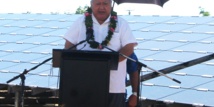 Le premier ministre des Samoa assure que "nous sommes devenus plus dépendants et comptons sur les énergies fossiles, mais elles sont également devenues plus chères et ont des impacts négatifs sur notre environnement. L'utilisation de l'énergie solaire est donc devenue importante pour l'humanité à cause de ces effets secondaires des énergies fossiles." (crédit photo : Samoa Observer) Le premier ministre des Samoa assure que "nous sommes devenus plus dépendants et comptons sur les énergies fossiles, mais elles sont également devenues plus chères et ont des impacts négatifs sur notre environnement. L'utilisation de l'énergie solaire est donc devenue importante pour l'humanité à cause de ces effets secondaires des énergies fossiles." (crédit photo : Samoa Observer)