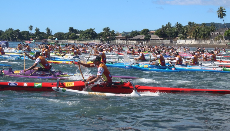 Formidable spectacle que le départ de la course Open hommes avec plus de 200 rameurs massés sur la plage de Taaone.