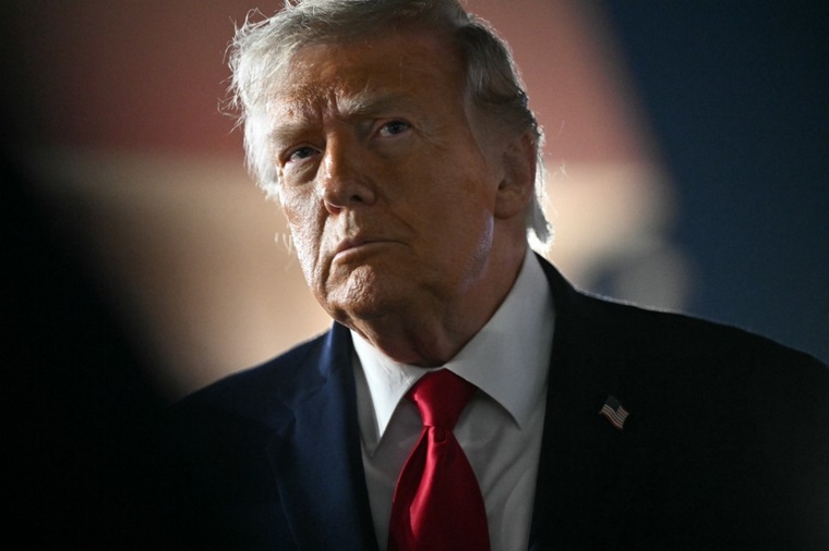 Trump annonce que l'Iran a abattu un hélicoptère américain et promet de répliquer