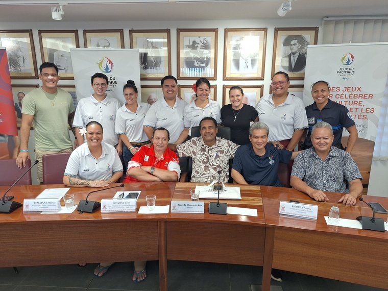 Une convention a été signée vendredi à la mairie de Mataiea en présence de l’équipe de Tahiti 2027 (Crédit : Anne-Charlotte Lehartel).