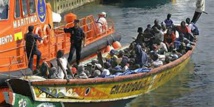 Indonésie: tir de sommation face à un bateau de migrants bloqué en mer Indonésie: tir de sommation face à un bateau de migrants bloqué en mer