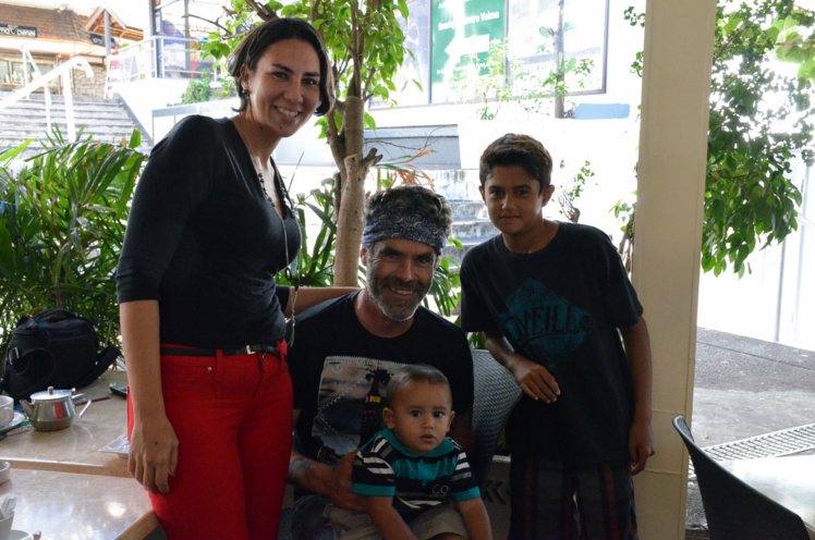 Narai, Toarai 13 mois et Raitea 10 ans posent ravis d'avoir faire la connaissance de Pierpoljak Narai, Toarai 13 mois et Raitea 10 ans posent ravis d'avoir faire la connaissance de Pierpoljak