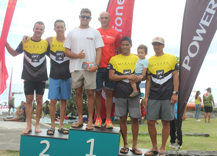 Franck Digonnet et Etienne Fleuré (au centre) ont dominé le format M de la première édition de la Vodafone SwimRun.