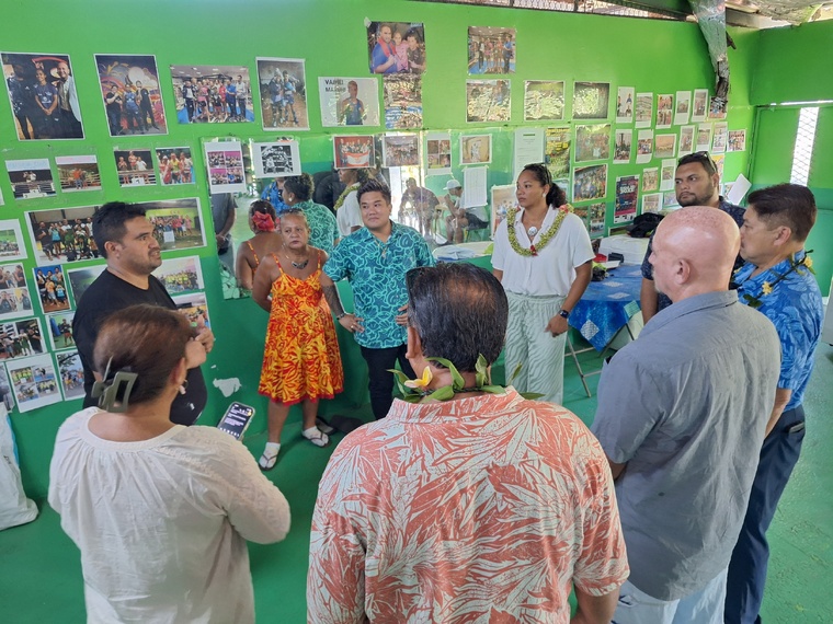 Échanges dans la salle d’entraînement du Taiarapu Boxing Club.