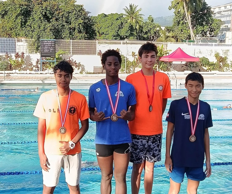 Le podium du 400 m. NL avec (au centre) Malachy Adams et Jules-Evan Mandilou Lee auteurs de records ce week-end entourés de Kay Teuru (à gauche) et Jérémy Hiu (à droite).