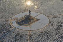La plus haute tour solaire du monde s'élève dans le désert israélien La plus haute tour solaire du monde s'élève dans le désert israélien