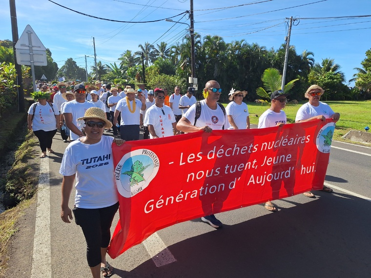 Le cortège emmené par le président de l’Église protestante mā’ohi. Le cortège emmené par le président de l’Église protestante mā’ohi.