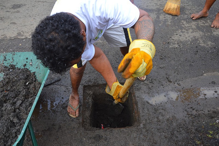 "J'aime mon quartier" : opération nettoyage pour les jeunes de Faa'a